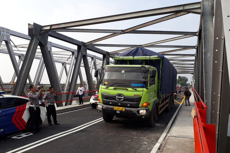 Jembatan Cincin lama mulai bisa dilewati truk, Rabu (6/5/2018).