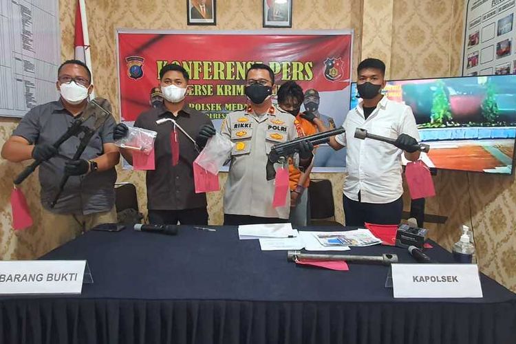 Kapolsek Medan Kota, Kompol Rikki Ramadhan dan jajarannya menunjukkan barang bukti berupa pisau, kunci roda dan senapan angin yang digunakan tersangka FN dan 3 orang lainnya untuk beraksi mencuri ban serep di beberapa tempat6.