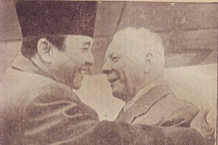Presiden Sukarno bersama petinggi Uni Soviet, Kliment Voroshilov, dalam kunjungan kenegaraan pada 1958. Sukarno adalah proklamator Indonesia. Tahukah Anda negara pertama yang mengakui kemerdekaan Indonesia?