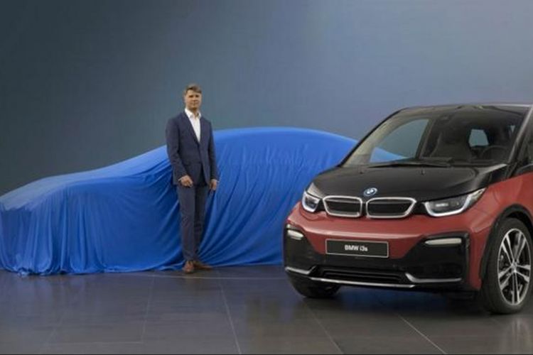 Mobil listrik baru BMW yang masih diselubungi.