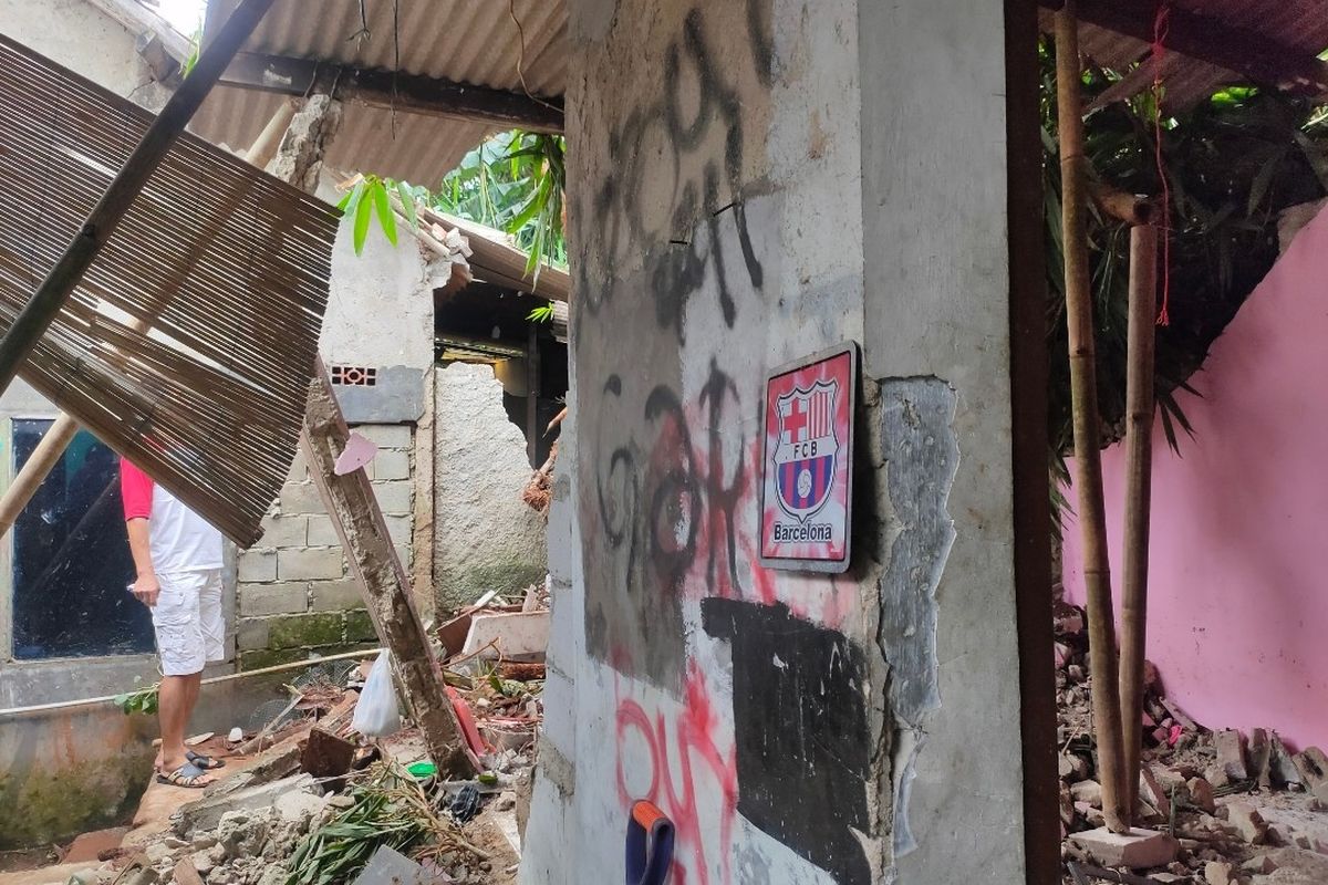 Dua rumah di kawasan Kampung Keranggan, Setu, Tangerang Selatan, rusak parah tertimpa longsor, Selasa (18/5/2021).