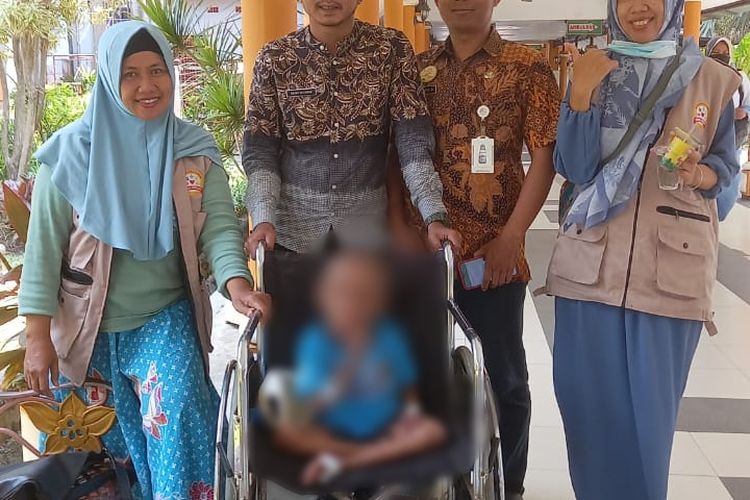 Bocah laki-laki berusia 7 tahun berinisial D, korban penyiksaan oleh keluarganya di Kota Malang, Jawa Timur meninggalkan Rumah Sakit Saiful Anwar (RSSA) pada Senin (23/10/2023). 