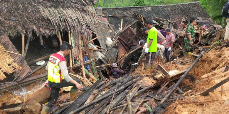 Suasana pencarian korban tanah longsor di Dusun Cimapag, Kecamatan Cisolok, Sukabumi, Jawa Barat, Rabu (2/1/2019).