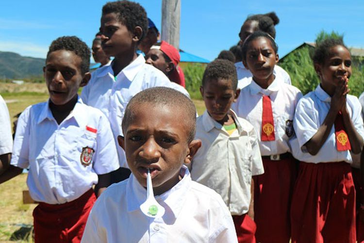 Anak-anak SD di Distrik Anggi, Kabupaten Pegunungan Arfak, Papua Barat mengikuti lomba 17 Agustus di Lapangan Anggi setelah upacara pengibaran bendera merah putih, Jumat (17/8/2018) siang. Lomba 17 Agustus di Lapangan Anggi merupakan bagian dari kegiatan Bhakti Papua Ekspedisi Bumi Cenderawasih Mapala UI.