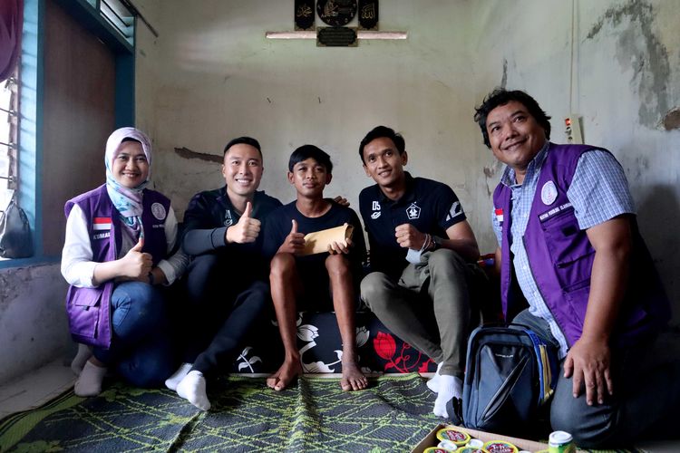 Pemain Persik Kediri Arthur Irawan dan Dany Saputra bersama 2 perwakilan Ikatan Psikolog Olahraga mengunjungi salah satu korban selamat Tragedi Stadion Kanjuruhan di rumahnya, Rabu (12/10/2022) sore. 
