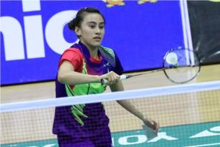 Tunggal putri Indonesia, Bellaetrix Manuputty mengembalikan serangan pada Li Lian Yang (Malaysia) pada babak perempat final SEA Games Myanmar 2013, di Nay Pyi Taw, Myanmar, Kamis, (12/12/2013).