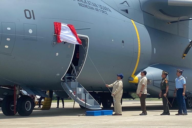 Presiden Prabowo Subianto membuka tirai sebagai tanda dimulainya penyerahan pesawat angkut Airbus A400M kepada satuan TNI di Lanud Halim Perdanakusuma Jakarta Timur, Senin (3/11/2025) siang.