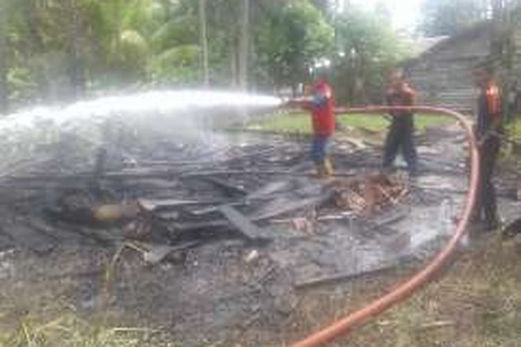 Anggota Pemadam kebakaran sedang berupaya memadamkan api yang meludeskan rumah Sukri Yusuf, di Kecamatan Jeumpa, Kabupaten Bireuen, Aceh, Jumat (29/7/2016), sekira pukul 11.30 wib siang tadi. DESI
