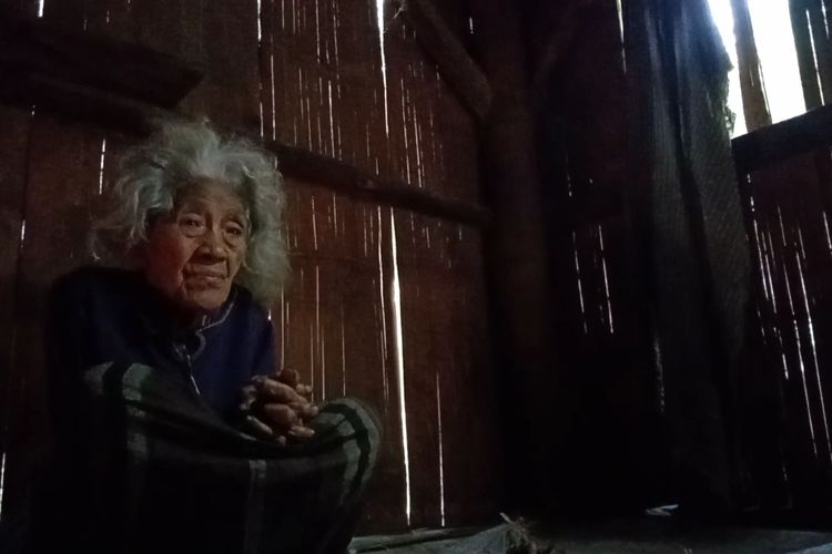 Foto : Nenek Rosalia Ngene ditemani anaknya Herman Jata saat berbincang dengan Kompas.com di gubuk mereka, di Dusun Heso, Desa Golo Wune, Kecamatan Lamba Leda Selatan, Kabupaten Manggarai, NTT, pada Minggu (26/6/2022).