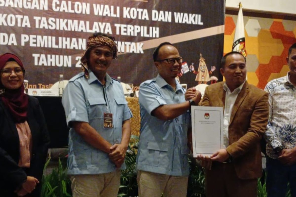 KPU Kota Tasikmalaya, Jawa Barat, menetapkan pasangan Viman Alfarizi-Dicky Candra sebagai wali kota dan wakil wali kota Tasikmalaya terpilih periode 2025-2030 di Hotel Aston, Tasikmalaya, Kamis (9/1/2025).