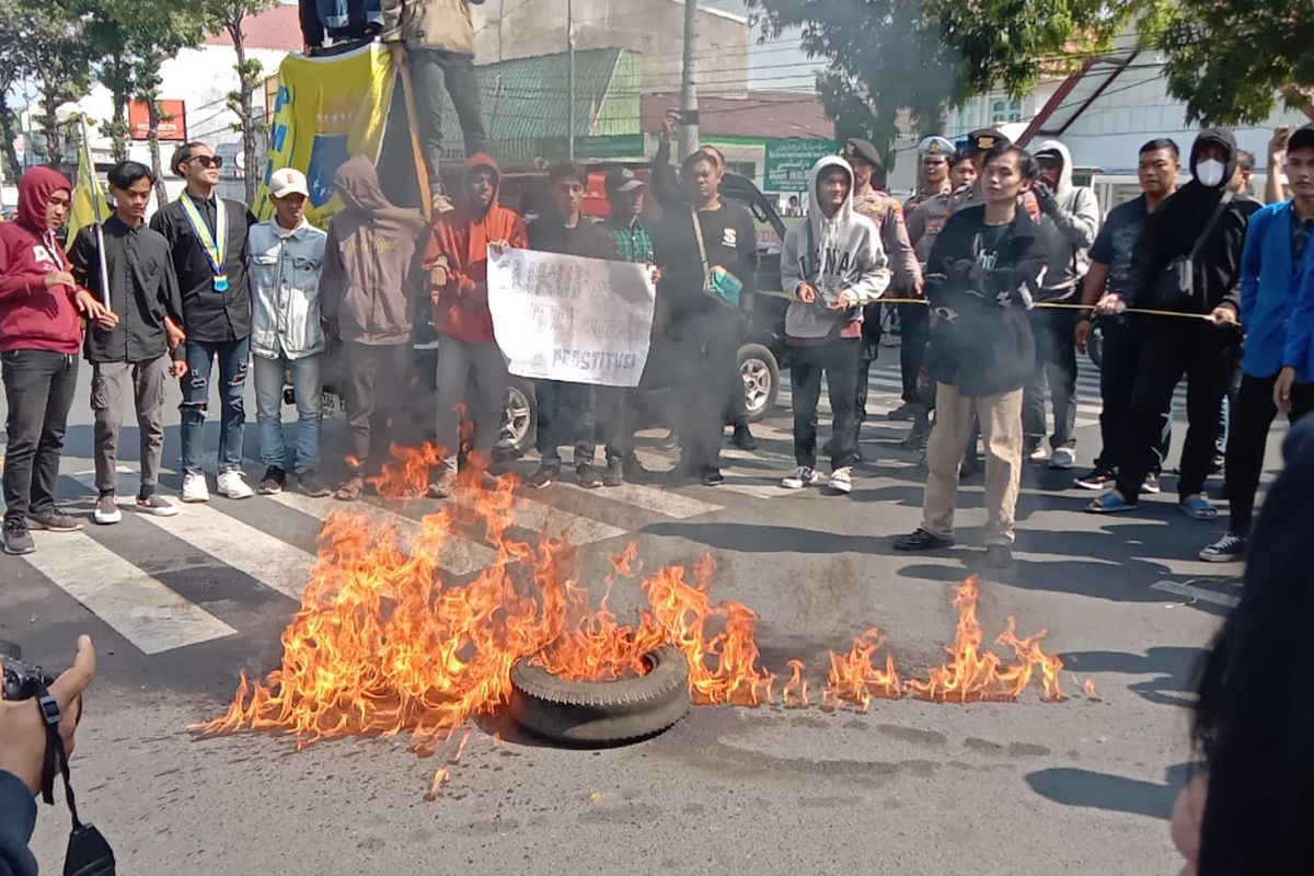 Foto: Massa aksi dari PMII ketika melakukan demo tolak eks lokalisasi Gunung Sampan menjadi tempat karaoke di Halaman Pemkab Situbondo Jatim pada Jumat (14/6/2024).