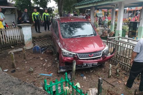 Minibus di Hulu Sungai Tengah Seruduk Makam, Sejumlah Batu Nisan Rusak