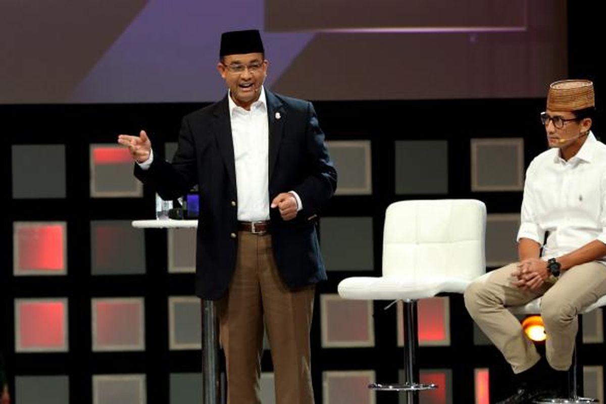 Kandidat calon gubernur dan wakil gubernur DKI Jakarta no urut 3, Anies Baswedan dan Sandiaga Uno saat debat kandidat program acara Rosi dan Kandidat Pemimpin yang di selenggarakan Kompas TV Jakarta di Djakarta Theater Ballroom, Jakarta, Kamis (15/12/2016).