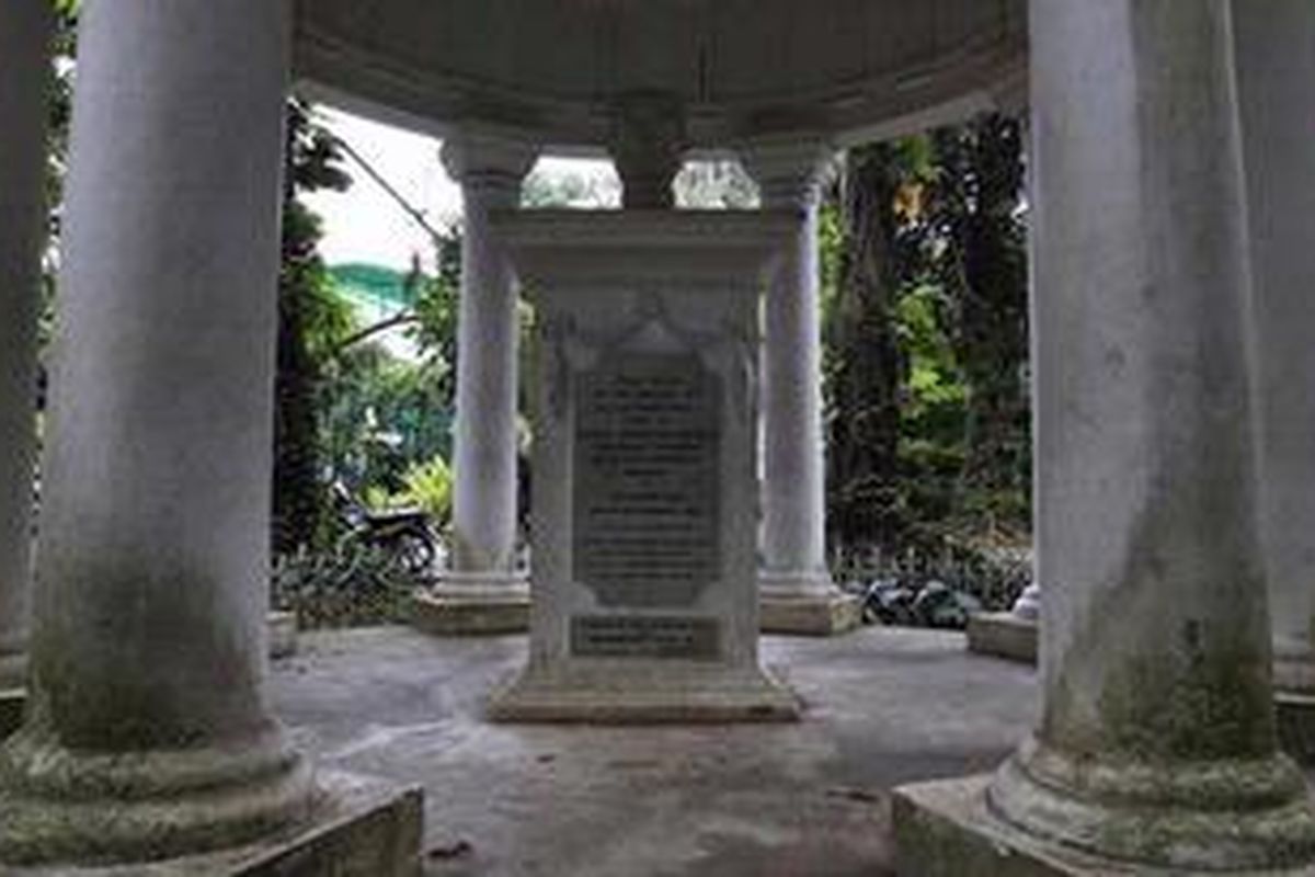 Bangunan unik bersejarah yang didirikan oleh Sir Thomas Stamford Raffles, seorang Letnan Gubernur Inggris (1811-1816) masih berdiri hingga sekarang di kawasan Kebun Raya Bogor, Jawa Barat, Kamis (2/8/2012). Bangunan ini sebagai kenangan kepada istri Raffles yaitu Lady Olivia Mariamne yang meninggal pada 1814 di usia 43 tahun. Sebagai istri gubernur, selama hidupnya ia memperkenalkan reformasi sosial di kalangan masyarakat Jawa.  
