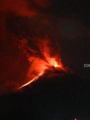 Visual gunung Lewotobi Laki-laki di Kabupaten Flores Timur pada Rabu (10/1/2024) dini hari