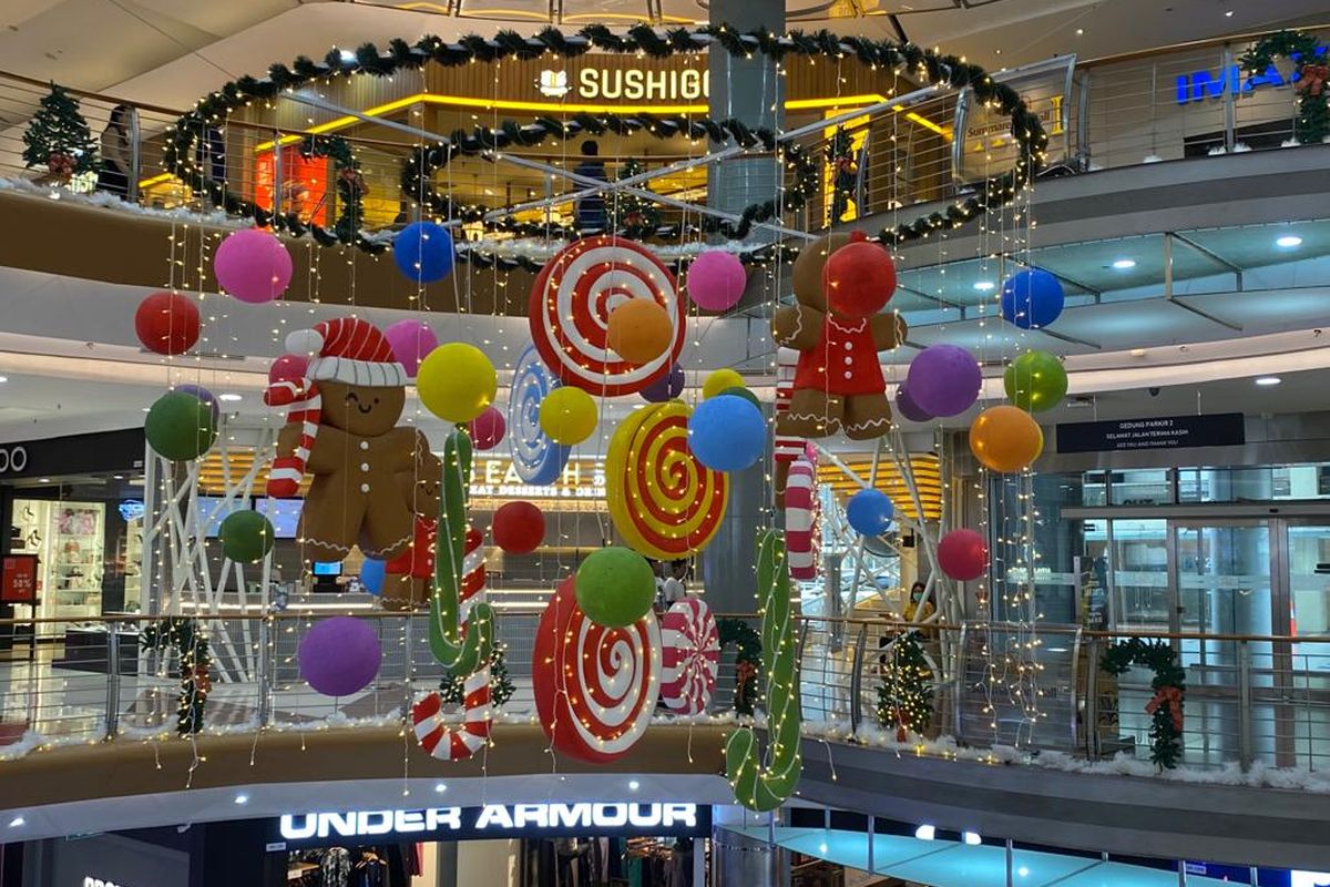 Suasana Natal 2022 di Summarecon Mall Kelapa Gading, Jakarta Utara dipenuhi dengan pernak-pernik seperti gingerbread, permen, lampu-lampu yang digantung di area tengah mal.  