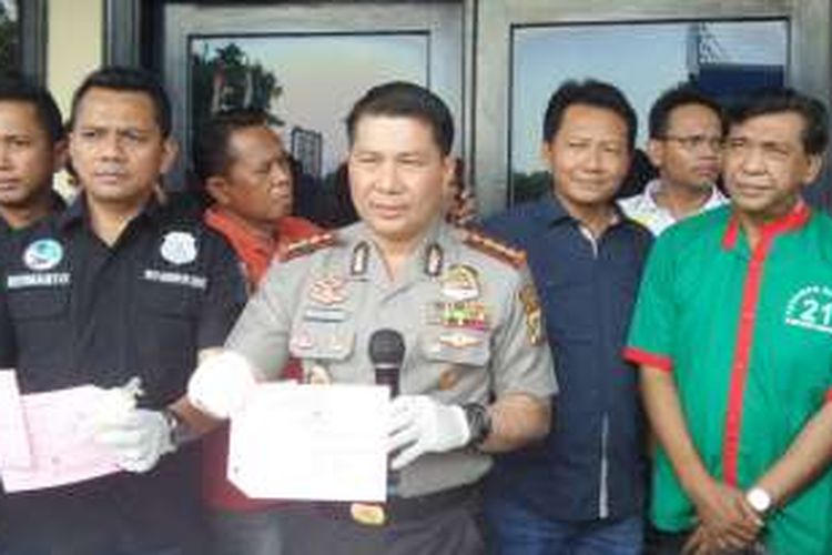 Kasus dugaan penyalahgunaan narkotika oleh penyanyi dangdut Imam S Arifin (paling kanan, berkostum hijau) dirilis di Polres Jakarta Barat, Minggu (28/8/2016) siang.