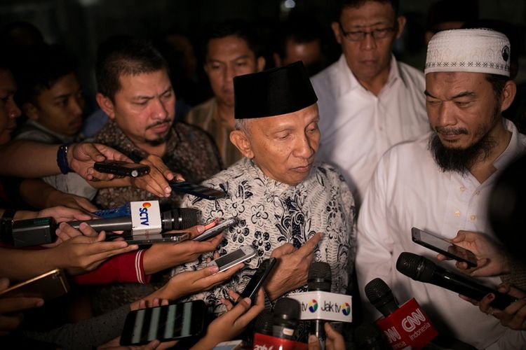 Ketua Majelis Kehormatan PAN Amien Rais memberikan keterangan pers sebelum menyambangi pansus hak angket KPK di gedung DPR, Kompleks Parlemen, Senayan, Jakarta, Rabu (19/7/2017). Kedatangan Amien Rais guna mendukung langkah Panitia Khusus Hak Angket Komisi Pemberantasan Korupsi (KPK).