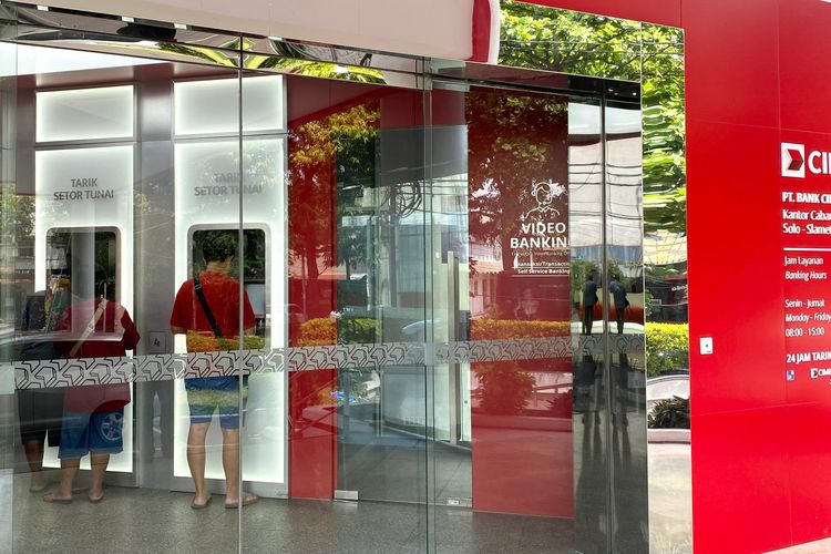 Nasabah bertransaksi di mesin ATM setor-tarik tunai CIMB Niaga Solo Slamet Riyadi, Senin (29/9/2025).