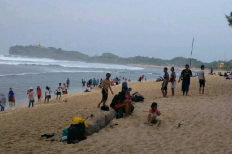 Wisatawan yang berkunjung ke Pantai Sadranan, Tepus, Gunungkidul hari ini (Dokumentasi Sar Satlinmas Korwil  II Gunungkidul)