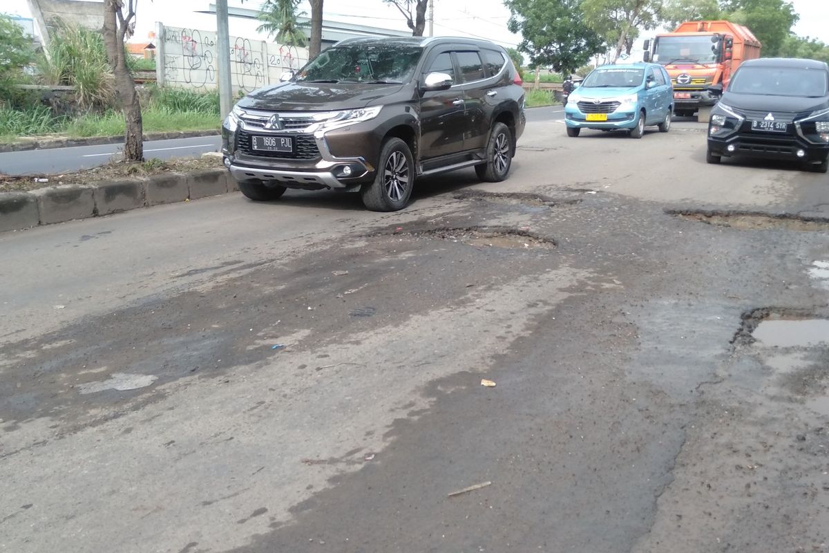 Kondisi Jalan I Gusti Ngurah Rai, Bekasi, Selasa (10/11/2020)