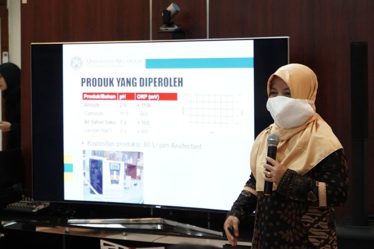 Dosen Fakultas Sains dan Teknologi Universitas Airlangga (Unair) Dr. Muji Harsini Dra., M.Si menginisiasi cairan antiseptik penyemprot pada bilik sanitasi yang aman dan ramah lingkungan.