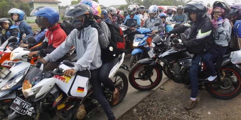 Antrean pengendara motor di ruas Jalan Kalimalang, Bekasi, Jawa Barat, Selasa (14/7/2015). Arus pemudik bersepeda motor diperkirakan akan melonjak mulai malam ini hingga satu hari sebelum Lebaran Idul Fitri 1436 H. 