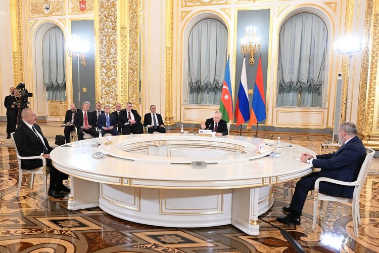 Presiden Rusia Vladimir Putin, Perdana Menteri Armenia Nikol Pashinyan, dan Presiden Azerbaijan Ilham Aliyev mengadakan pertemuan trilateral di Kremlin di Moskwa pada 25 Mei 2023. 