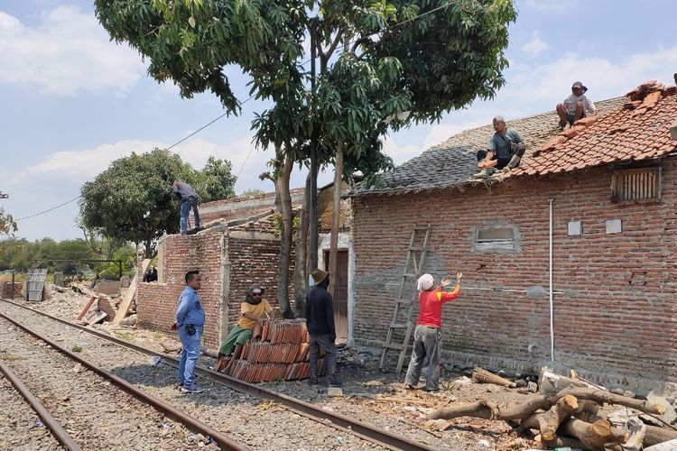 Warga dibantu pekerja mulai membongkar rumah mereka sendiri yang berdiri di lahan milik PT KAI Daop IV Semarang di Kelurahan Panggung, Kota Tegal, Jawa Tengah, Kamis (3/10/2019)