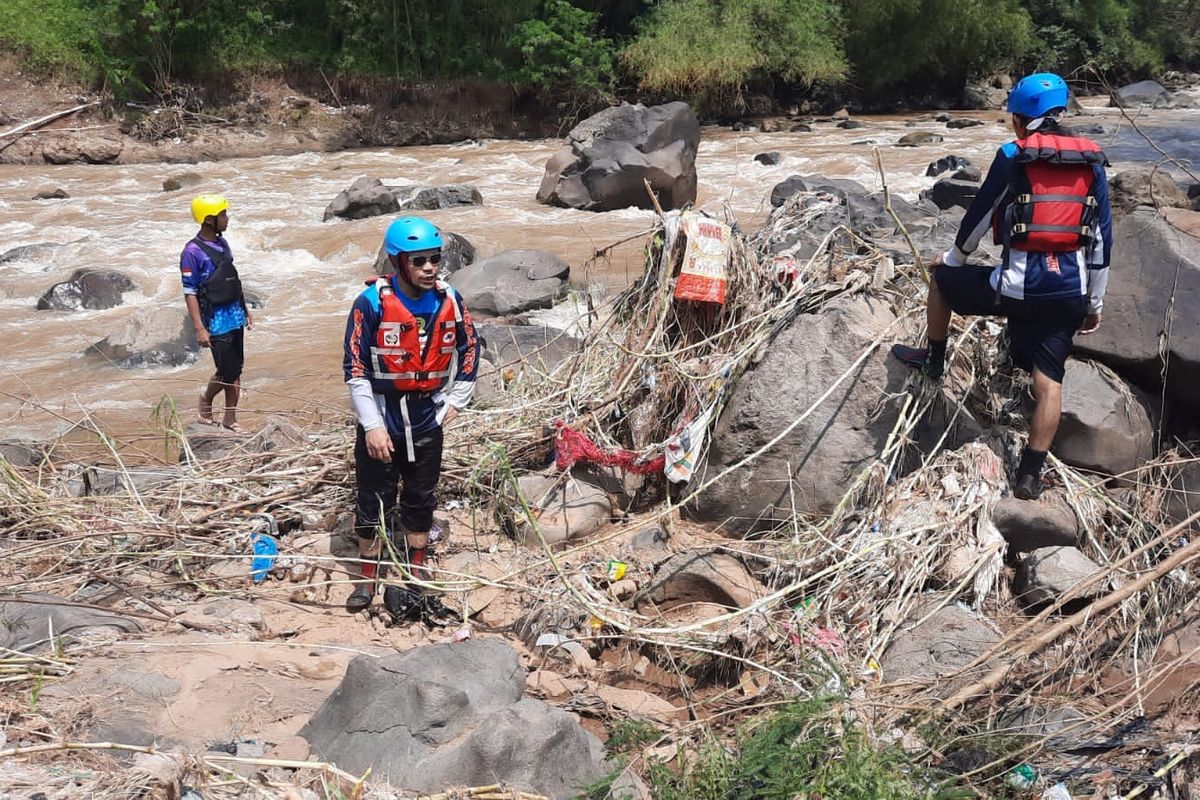Anggota Jabar Quick Response (JQR) saat mengikuti operasi SAR banjir bandang di Desa Citengah  Kabupaten Subang.
