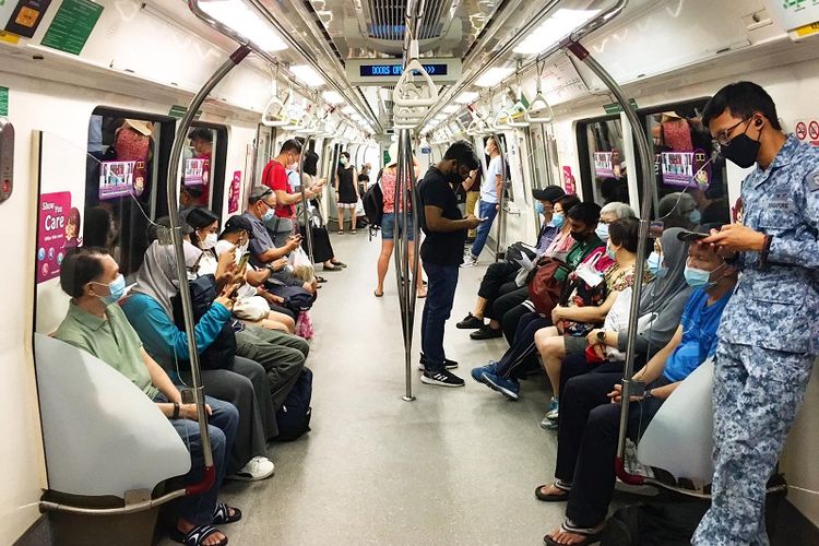 MRT Singapura dipadati penumpang yang memakai masker terlihat melintas di jalur Timur-Barat di Stasiun Tanjong Pagar, Selasa siang (21/10/2020)