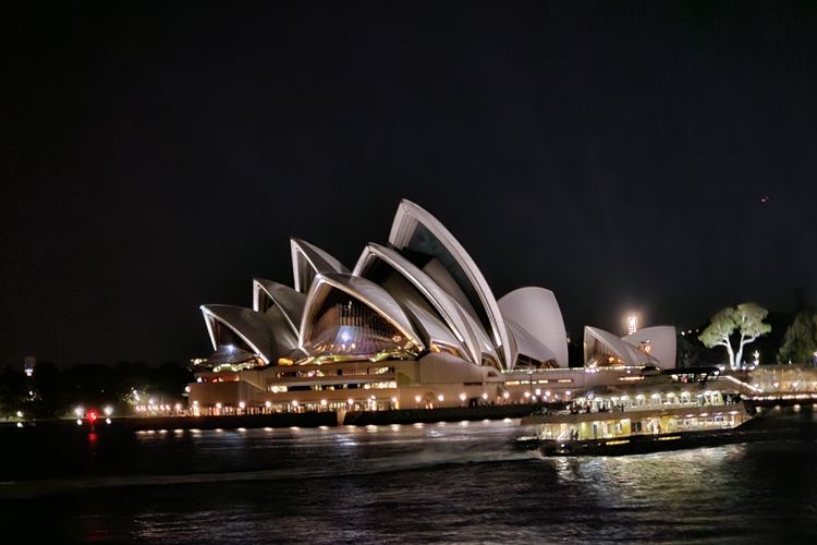 Cantiknya Sydney Opera House di laman hari dengan efek lampu.Kamera Galaxy S23 Ultra. Ponsel ini mampu menangkap detail bangunan ini dengan sangat baik dan detail, tanpa noise dan efek berpendar.