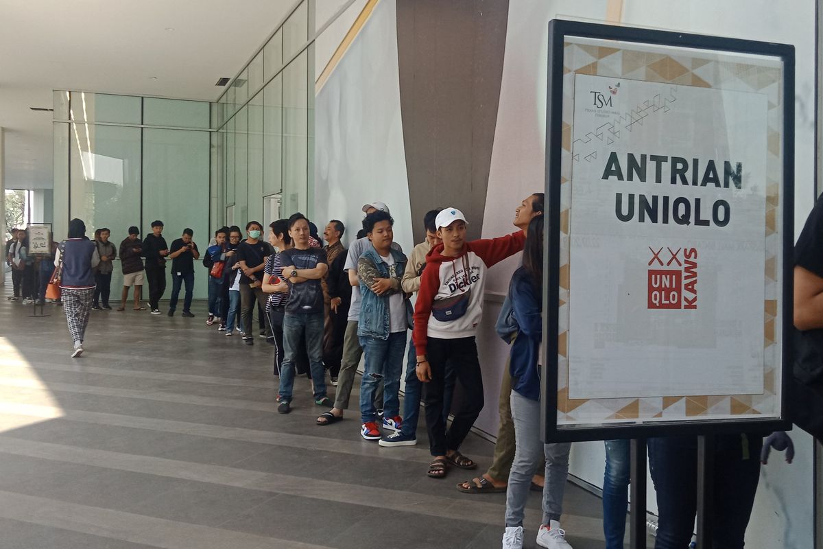 Antrean pengunjung Trans Studio Mall Cibubur untuk mendapatkan koleksi Uniqlo Kaws, Jumat (30/8/2019).