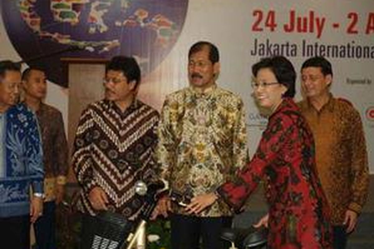 Para Walikota yang menerima penghargaan Program Langit Biru berupa sepeda listrik dari Sri Mulyani: dari kanan, Walikota Tangerang, Jakarta, Barat, Jakarta Utara dan Bandung.