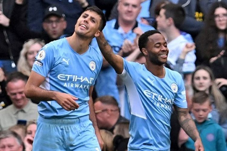 Rodri (kiri) merayakan golnya bersama Raheem Sterling (kanan) pada laga pekan ke-36 Liga Inggris yang mempertemukan Man City vs Newcastle United di Stadion Etihad, Minggu (8/5/2022) malam WIB.