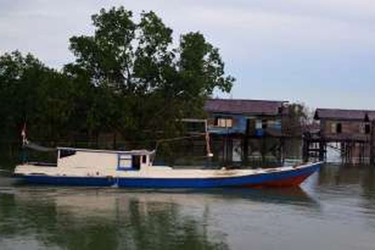 Sebuah Perahu Nelayan Sebatik yang akan berangkat melaut. 2 Minggu terakhir Pelabuhan Perikanan Pangkalan Pendaratan Ikan Sebatik  mencatat 4 nelayanmenjadi korban perompakan bersenjata di perairan ambang batas laut ambalat. 