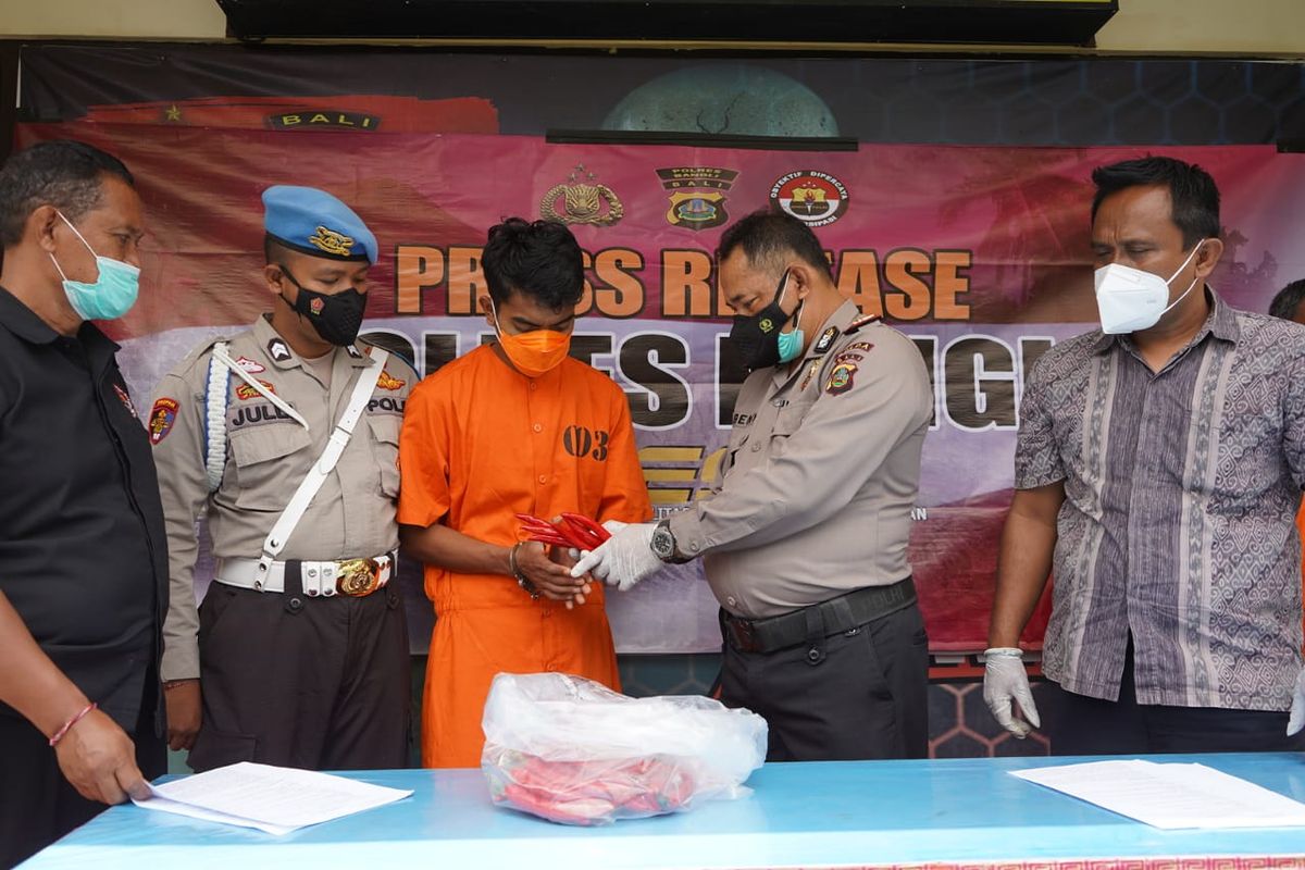 Petugas Polsek Kintamani saat menunjukkan tersangka dan barang bukti dalam pers rilis pada Kamis (7/4/2022)./Dok.Humas Polsek Kintamani. 