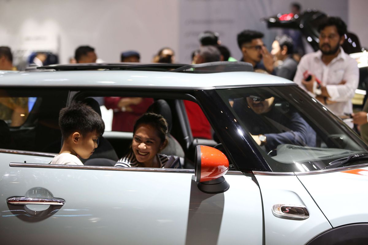 Pengunjung menyaksikan pameran otomotif Telkomsel Indonesia International Motor Show (IIMS) 2019 di JIExpo Kemayoran, Jakarta Pusat, Jumat (26/4/2019). Pameran otomotif terbesar ini akan berlangsung hingga 5 Mei 2019 mandatang.