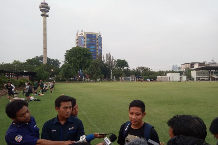 Gelandang timnas Indonesia, Evan Dimas  saat diwawancarai para wartawan, usai timnas sepak bola SEA Games 2019 menjalani sesi latihan di Lapangan G Kompleks GBK, Jakarta, Jumat (15/11/2019) sore.

