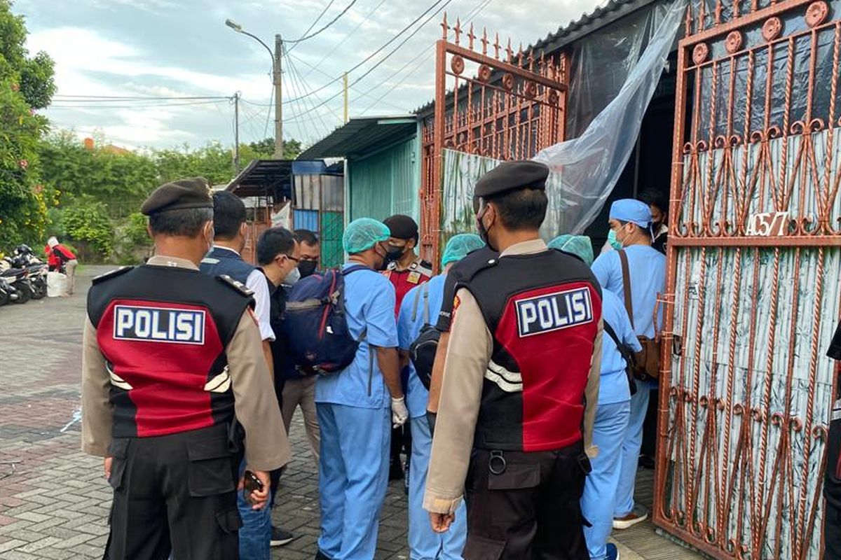 Polisi dan tim gabungan melakukan olah tempat kejadian perkara (TKP) di kawasan Kalideres, Jakarta Barat pada Rabu (16/11/2022). Upaya ini dilakukan guna menyelidiki kasus tewasnya satu keluarga secara misterius. 