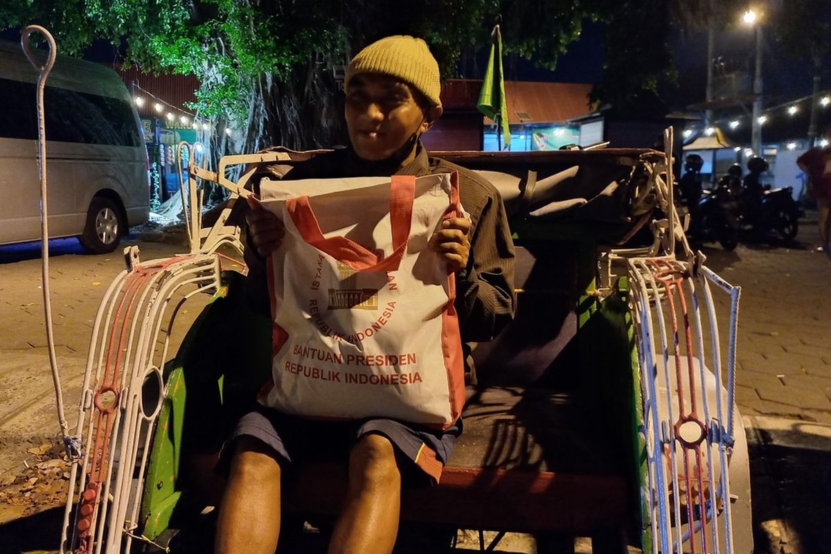 Wawan saat menunjukkan paket sembako yang diterima, kamis (1/6/2023)