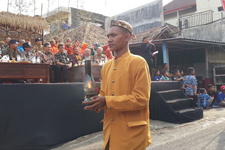 Seorang peserta membawa cempluk dalam Festival Kampung Cempluk ke-9 di Desa Kalisongo, Kecamatan Dau, Kabupaten Malang, Minggu (22/9/2019)