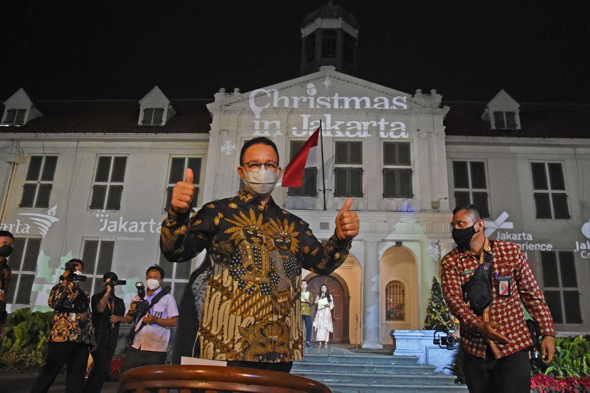 Gubernur DKI Jakarta Anies Baswedan (tengah) menghadiri perayaan Natal 'Christmas in Jakarta' di Taman Fatahillah, Kota Tua, Jakarta, Senin (20/12/2021). Pemerintah Provinsi DKI Jakarta menggelar acara 'Christmas in Jakarta' dengan tema Harmony with History dalam rangka menyambut perayaan Natal 2021 dengan pertunjukan video mapping bernuansa Natal yang menyorot ke Gedung Museum Sejarah Jakarta.