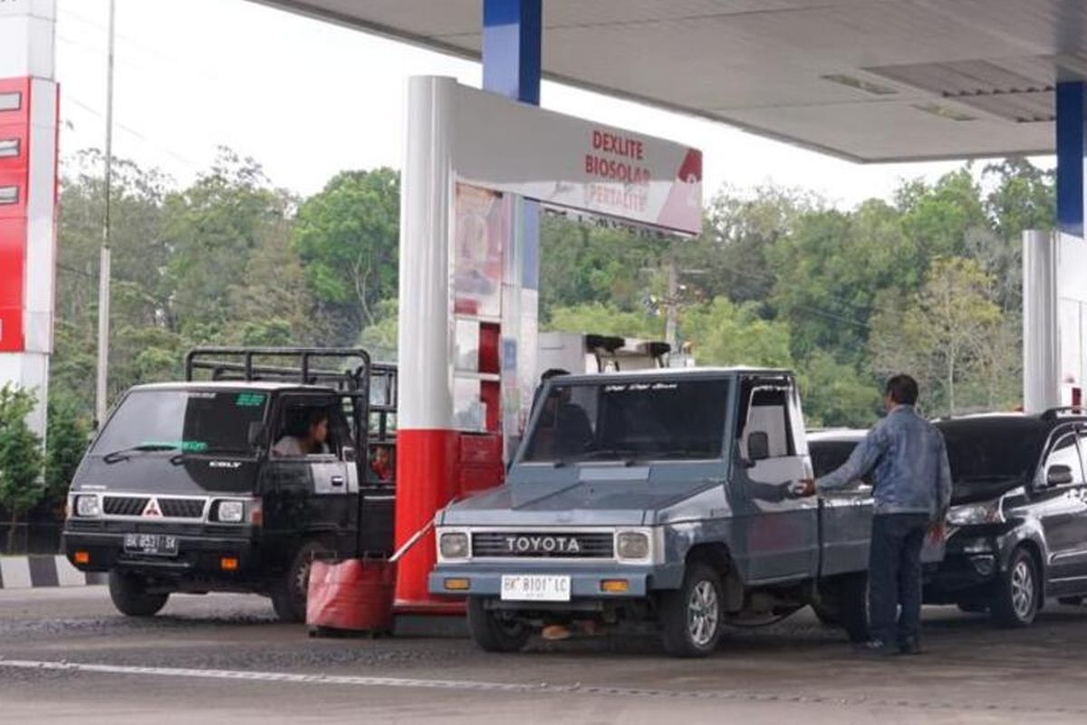 Ilustrasi mobil mengisi bahan bakar di SPBU Pertamina