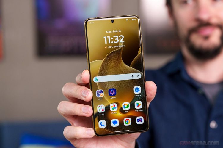 Motorola Signature dilengkapi layar AMOLED 6,8 inci, resolusi Full HD Plus, kecepatan refresh 165 Hz, serta kecerahan puncak hingga 6.200 nits. Layar ponsel ini juga dilapisi kaca pelindung Gorilla Glass Victus 2.

