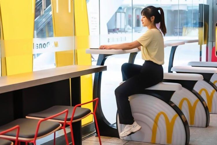 Beberapa restoran McDonald?s di China memasang sepeda statis untuk mempromosikan olahraga dan menghasilkan listrik.