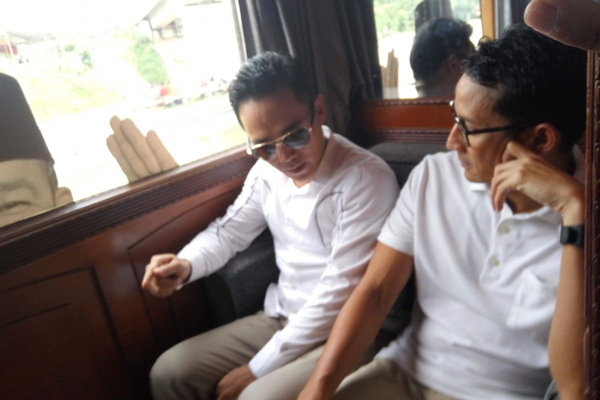 Calon wakil gubernur DKI Jakarta, Sandiaga Uno saat mengunjungi Tol Cipali, Jawa Barat, Kamis (14/4/2017).