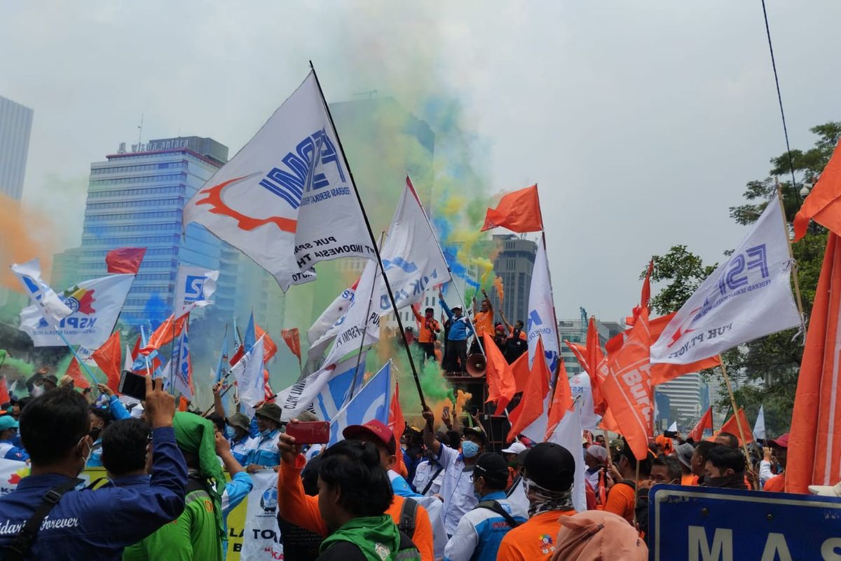 Sejumlah serikat buruh menggelar aksi demo di kawasan Patung Kuda, Rabu (12/10/2022)
