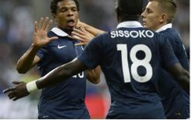 Penyerang timnas Perancis, Loic Remy (kiri), mendapat sambutan dari rekan-rekannya setelah mencetak gol ke gawang Spanyol dalam laga uji coba di Stade de France, Paris, Kamis (4/9/2014).