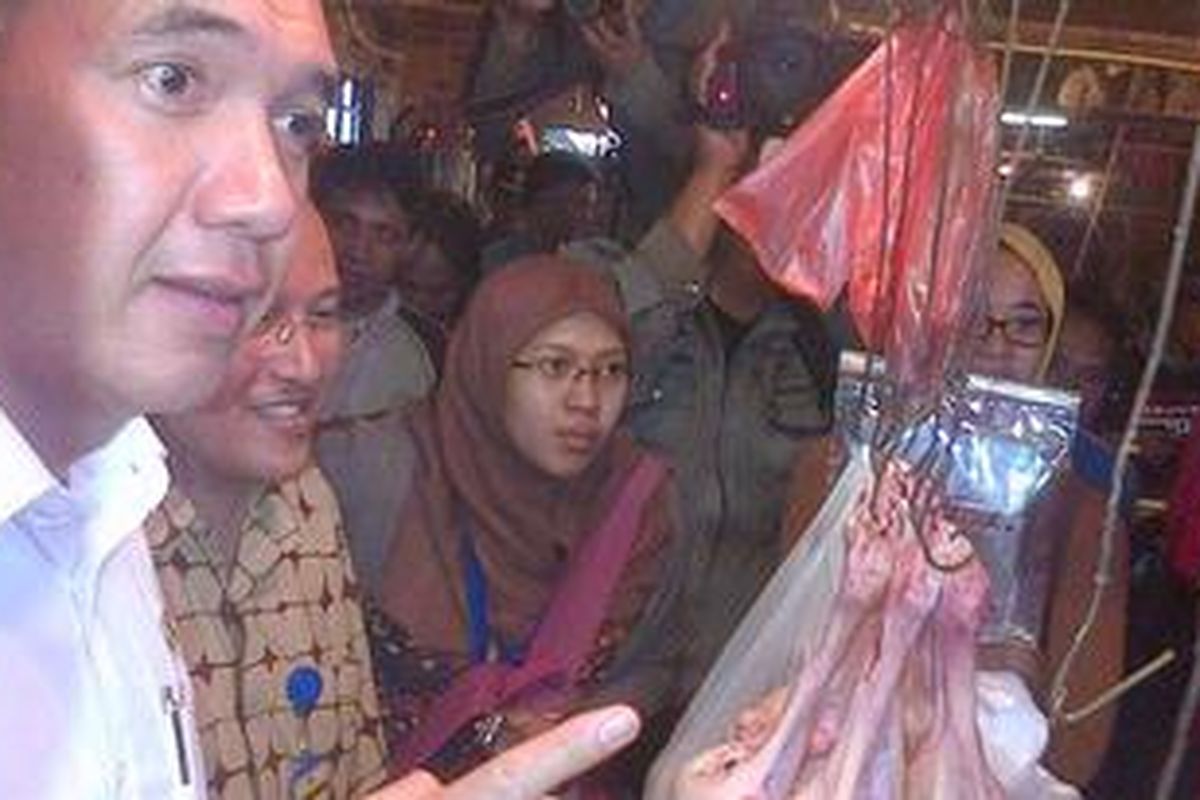  Menteri Perdagangan Gita Wirjawan melakukan inspeksi dan pengecekan harga beberapa bahan pangan pokok termasuk daging sapi ke Pasar Kosambi Kota Bandung, Kamis (23/5/2013).